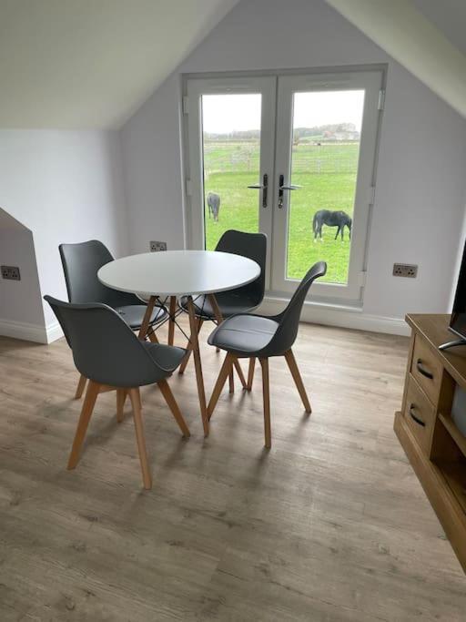 Hanaverian Suit With Amazing Views Of Stud Farm. Driffield Exterior foto